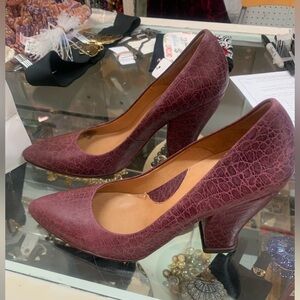 John Fluevog “Gail” Crocodile Heels Like New Size 6